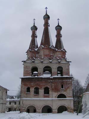 Александро-Свирский монастырь. Колокольня рядом с Троицким храмом.
