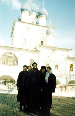 у Казанского храма, в котором сейчас находится икона
