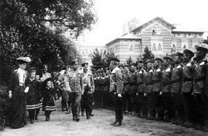 император николай II с семьей и свитой принимает парад возле нижней даче в Александрии. 1907-1908 гг.