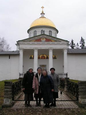 Псково-Печерский монастырь. У Михайловского собора с западной стороны