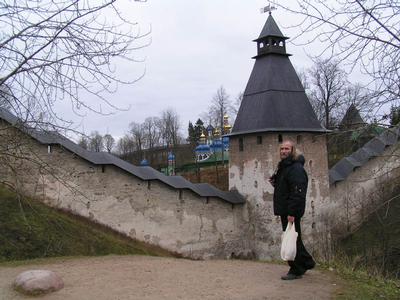 Псково-Печерский монастырь. Южная стена монастыря